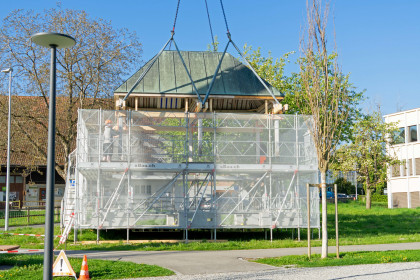Beginn der Bauarbeiten, Versetzung des Pavillons