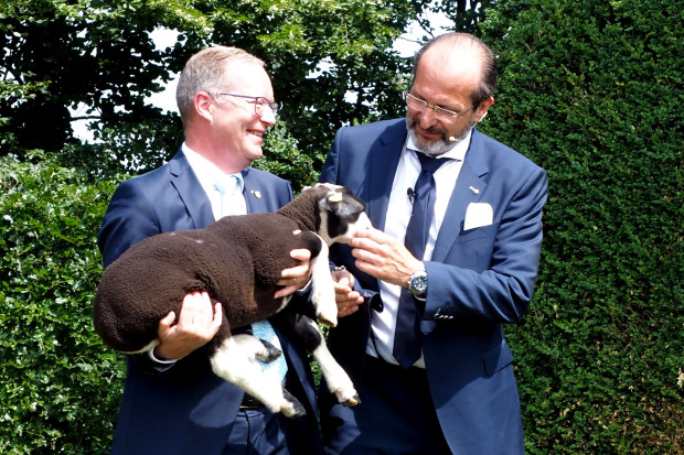 Christof Baumann übergibt das Schaf an Regierungsrat Walter Schönholzer