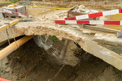 Blick von der Arenenbergstrasse unter der Brücke hindurch