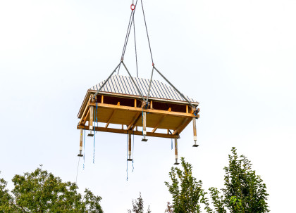 Flug des  Pavillons über die Bäume