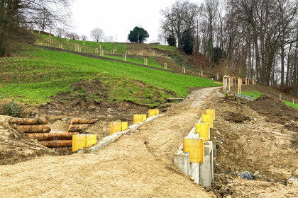 Neue Brücke über den geöffneten Bach